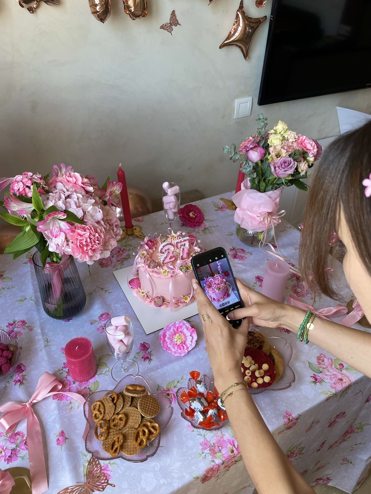 Private birthday photoshoot capturing a pink birthday cake and decorated celebration table in Barcelona